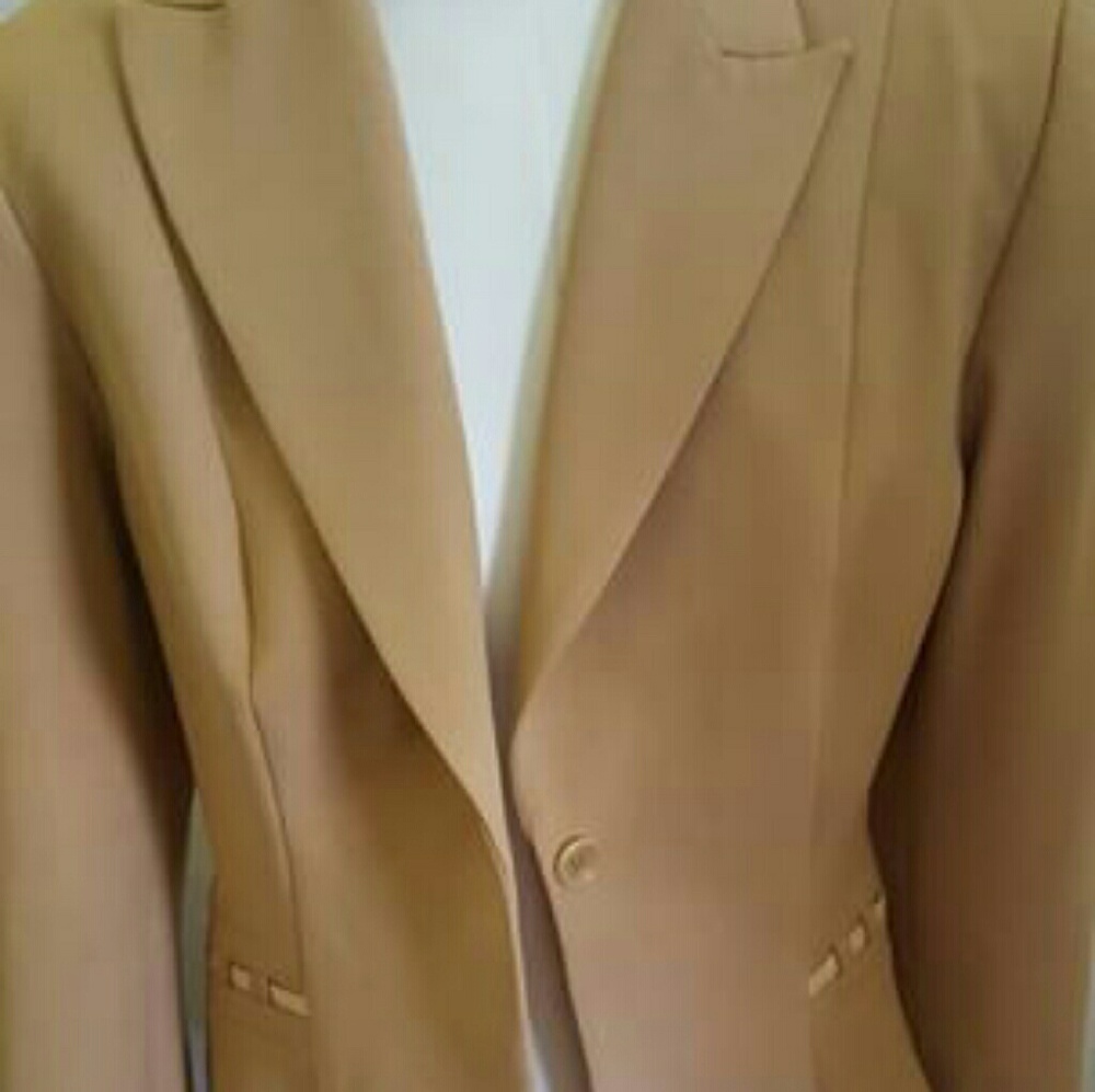 Long Sleeve Tan size 6 Single Button Blazer